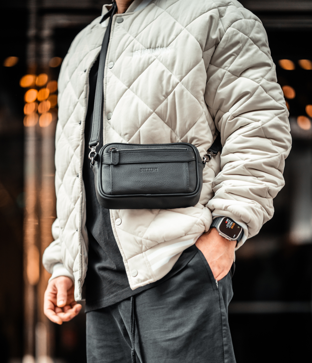 Belluvi pouch bag with shoulder strap black